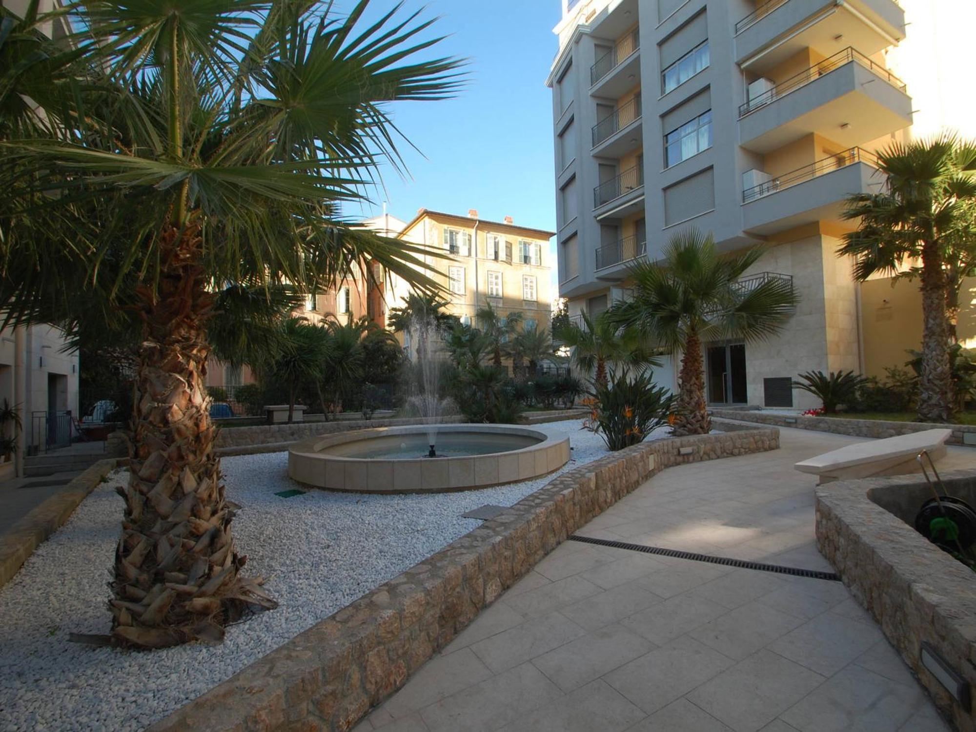 Charmant 2P Moderne Avec Terrasse, Parking Prive, En Plein Centre De Menton, A 2 Pas De La Mer - Fr-1-196-200 Exterior foto